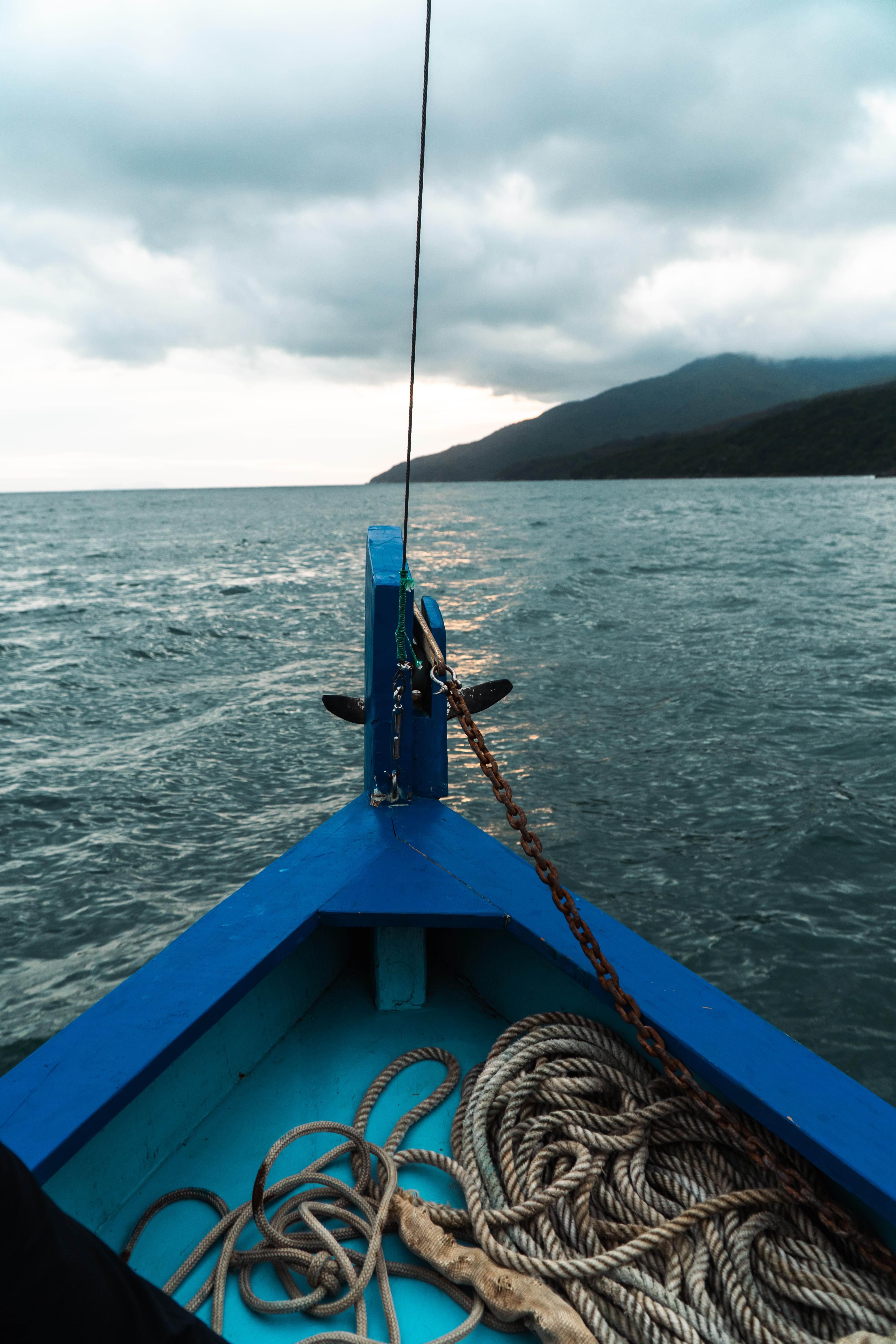 Lâmina dourada de luz nas águas quietas do amanhecer