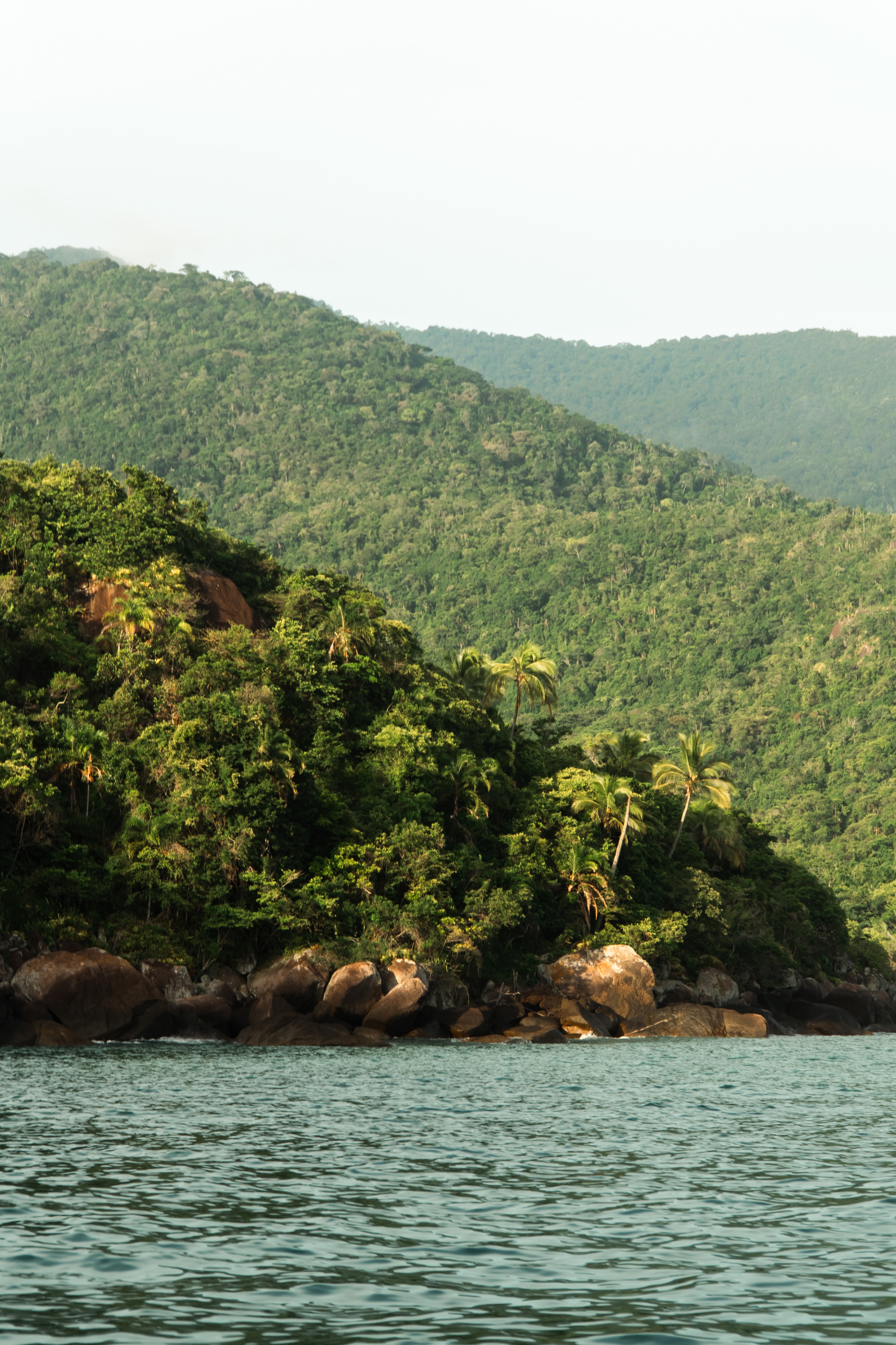 Ondas suaves sob o céu azul profundo antes do sol nascer