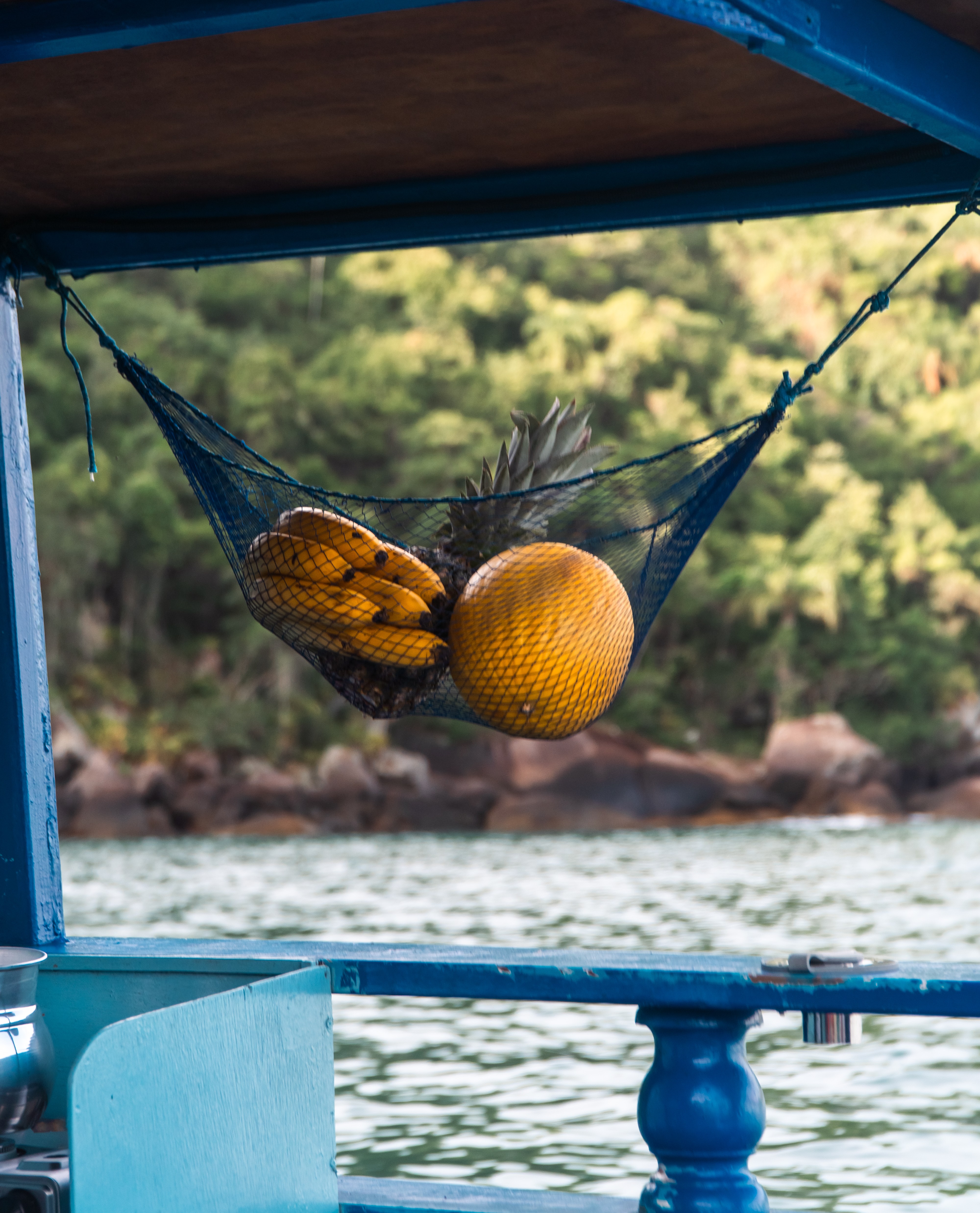 Reflexo dourado do sol nascente na superfície calma