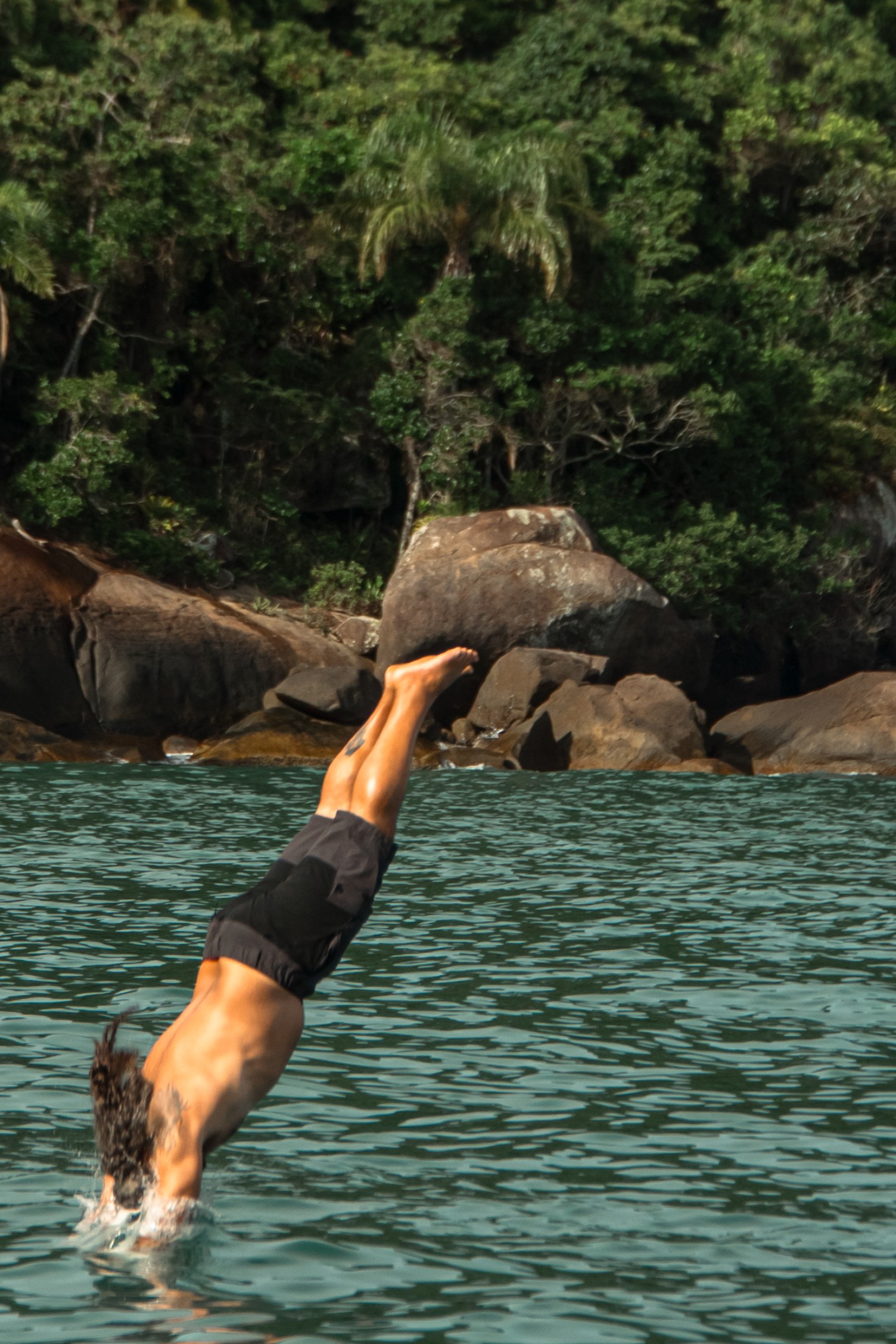 Primeira luz laranja no horizonte do canal de Ilhabela